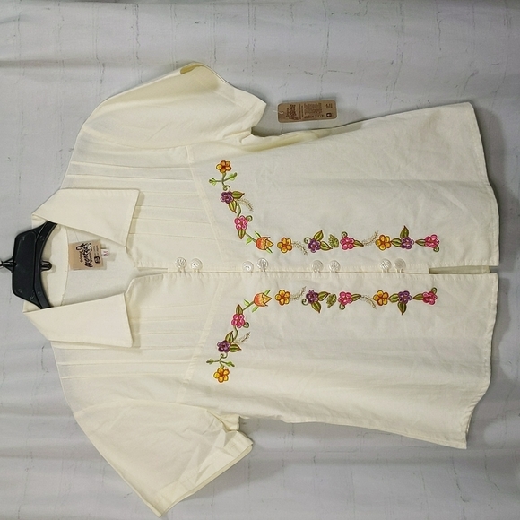 Arantza Tops - 𝅺nwt Arantza Made in Mexico Floral Embroidered Top Button Down Shirt